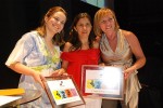 Kelly Whitehurst, Diretora executiva do Sinditêxtil-Ce (esq.), Maria de Lurdes, vencedora da categoria modelista e Oirta Vasconcelos, gerente do Sesi-Senai-Ce.