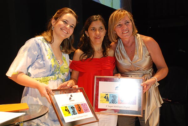 Kelly Whitehurst, Diretora executiva do Sinditêxtil-Ce (esq.), Maria de Lurdes, vencedora da categoria modelista e Oirta Vasconcelos, gerente do Sesi-Senai-Ce.
