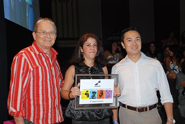 Ivan Bezerra, presidente do Conselho de Desenvolvimento Econômico do Estado do Ceará (Cede), Alzenir Costa,  vencedora na categoria costureira e Fábio Massalu, Diretor Nacional da Singer.